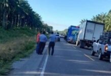 Pobladores de Esparta, Atlántida realizan tomas en la carretera CA-13, exigiendo la pavimentación de la misma
