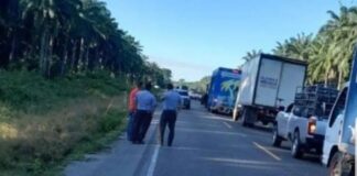 Pobladores de Esparta, Atlántida realizan tomas en la carretera CA-13, exigiendo la pavimentación de la misma