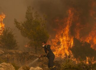 El incendio más grande nunca registrado en Europa sigue arrasando el noreste de Grecia