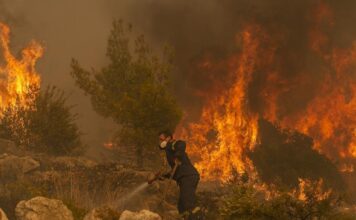 El incendio más grande nunca registrado en Europa sigue arrasando el noreste de Grecia
