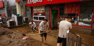 Un fuerte tifón paraliza el tráfico aéreo en el sur de Japón y deja 220.000 casas sin luz