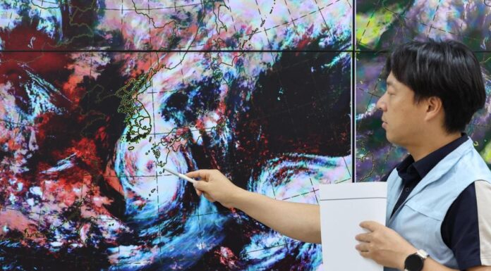 El tifón Khanun vuelve a alterar el transporte al sur de Japón y deja miles de evacuados