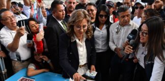 Candidata presidencial de Guatemala emite su voto y pide «honestidad» en proceso electoral
