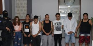 La Policía de El Salvador detiene a 7 guatemaltecos y les decomisa paquetes con droga
