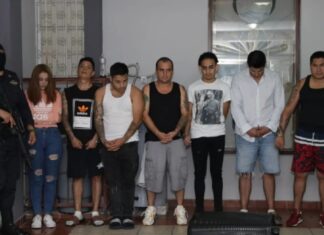 La Policía de El Salvador detiene a 7 guatemaltecos y les decomisa paquetes con droga