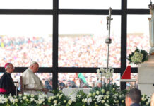 El papa rezó «con dolor» y en «silencio» por la paz en el mundo ante la Virgen en Fátima
