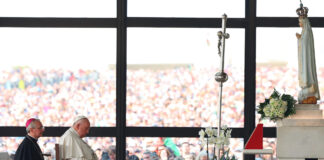 El papa rezó «con dolor» y en «silencio» por la paz en el mundo ante la Virgen en Fátima