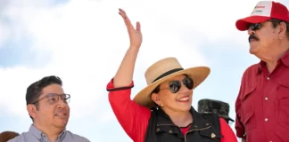 La presidenta Xiomara Castro inaugura una planta de generación de energía solar en Brus Laguna