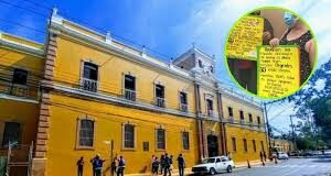 Un grupo de pacientes oncológicos protestan frente al hospital San Felipe de Tegucigalpa pidiendo ayuda para sus tratamientos