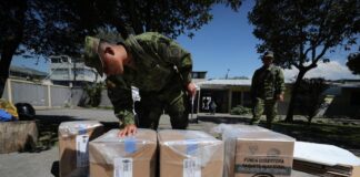 Avanza la distribución de paquetes electorales para los comicios de Ecuador