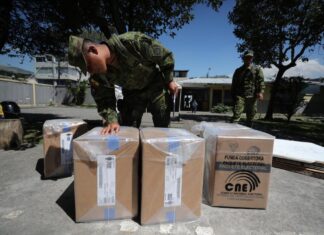 Avanza la distribución de paquetes electorales para los comicios de Ecuador