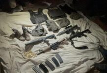 La DPI decomisa armas, chalecos, uniformes militares y granadas en caletas de la Pandilla 18 en la capital