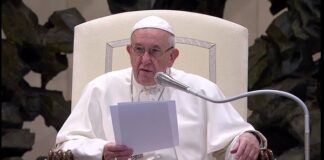 El papa Francisco recibe un «Padre Nuestro» traducido a una antigua lengua amazónica