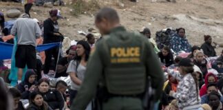 Congresistas hispanos piden investigar las separaciones de familias migrantes en Texas