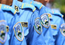 ¡Insólito! Por comer alitas en horario laboral, suspenden a cuatro alférez de la ANAPO