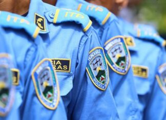 ¡Insólito! Por comer alitas en horario laboral, suspenden a cuatro alférez de la ANAPO