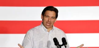 DeSantis saca una camiseta que pide a Kamala Harris cuidar de que «Biden no se caiga»