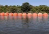 Un juez en Texas analiza la demanda en contra de la barrera de boyas en la frontera sur