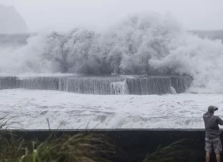 El tifón Haikui llega al sureste de Taiwán con vientos de hasta 191 kilómetros por hora