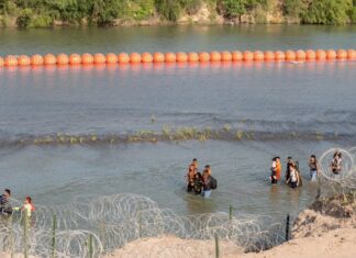 López Obrador celebra el fallo que ordena a Texas quitar las boyas de la frontera