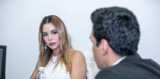 El subsecretario de Prensa, Carlos Estrada y la creadora de contenido Jennifer Funes socializan proyecto de Protección Animal