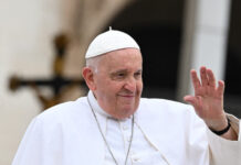 El papa pide proteger la «dignidad humana» ante el «fenómeno migratorio»