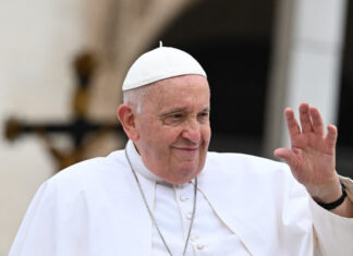 El papa pide proteger la «dignidad humana» ante el «fenómeno migratorio»