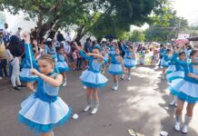 Niños hondureños celebran su día desfilando por las fiestas patrias