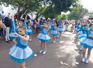 Niños hondureños celebran su día desfilando por las fiestas patrias