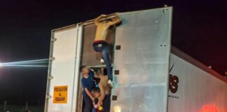 Localizan en México a 350 migrantes hacinados y deshidratados en la caja de un tráiler