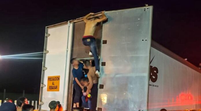 Localizan en México a 350 migrantes hacinados y deshidratados en la caja de un tráiler