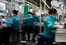 La producción industrial china repuntó en agosto hasta el 4,5 %