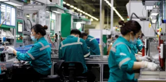 La producción industrial china repuntó en agosto hasta el 4,5 %