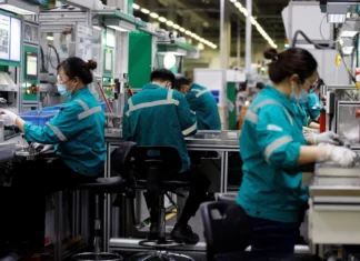 La producción industrial china repuntó en agosto hasta el 4,5 %