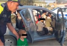 Arrestan a maestra por transportar a 25 niños en su pequeño automóvil en Uzbekistán