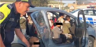 Arrestan a maestra por transportar a 25 niños en su pequeño automóvil en Uzbekistán