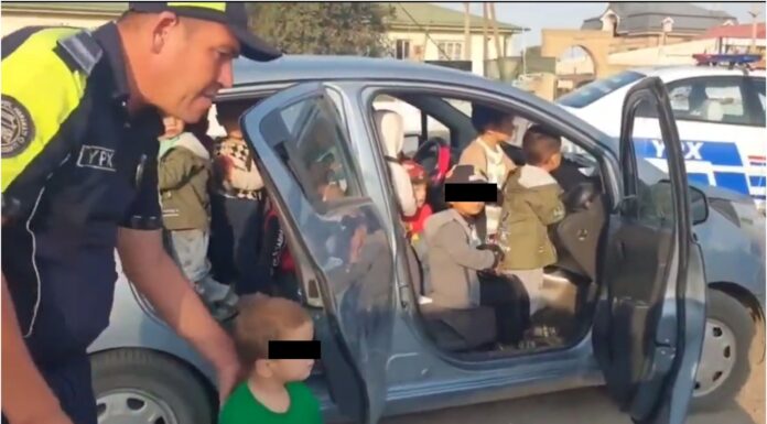 Arrestan a maestra por transportar a 25 niños en su pequeño automóvil en Uzbekistán
