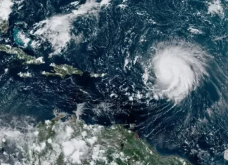 El huracán Lee ralentiza su velocidad pero sus vientos ganarán fuerza en los próximos días