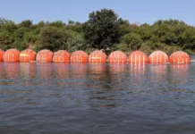 Un tribunal de apelaciones permite a Texas mantener boyas antimigrantes en el río Bravo