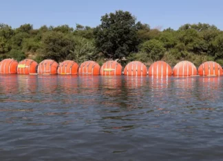 Un tribunal de apelaciones permite a Texas mantener boyas antimigrantes en el río Bravo