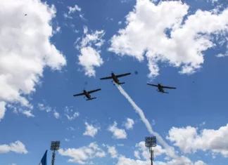 Con gran éxito, la FAH realiza un espectáculo aéreo durante los desfiles patrios