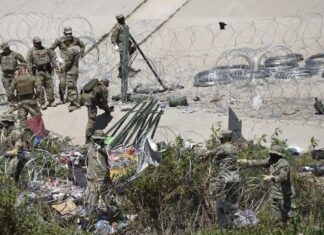 Autoridades disuelven campamento de migrantes en la frontera de México con EE. UU.