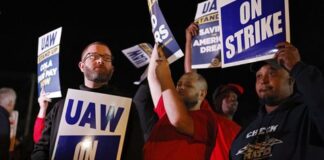 Miles de trabajadores de GM, Ford y Stellantis se declaran en huelga en Estados Unidos
