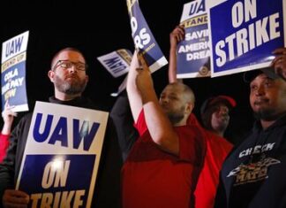 Miles de trabajadores de GM, Ford y Stellantis se declaran en huelga en Estados Unidos