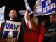 Miles de trabajadores de GM, Ford y Stellantis se declaran en huelga en Estados Unidos