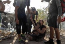 Madre hondureña sin piernas cruzó el río Bravo con su niña de dos años y esperan recibir asilo político en EE. UU.