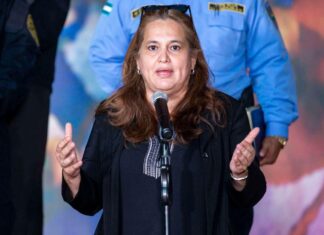 Julissa Villanueva entrega expedientes de «casos de alto impacto» a la Comisión que investiga al exfiscal Óscar Chinchilla