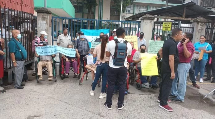 Pacientes renales exigen atención urgente en el IHSS de SPS debido a la escasez de medicamentos y personal médico