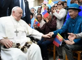 El papa anima a la pequeña comunidad católica de Mongolia: No tengan miedo a ser pocos