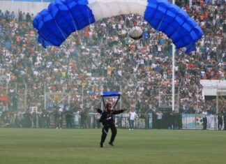 El espectáculo de paracaidistas, una vez más, se roba los aplausos en los desfiles